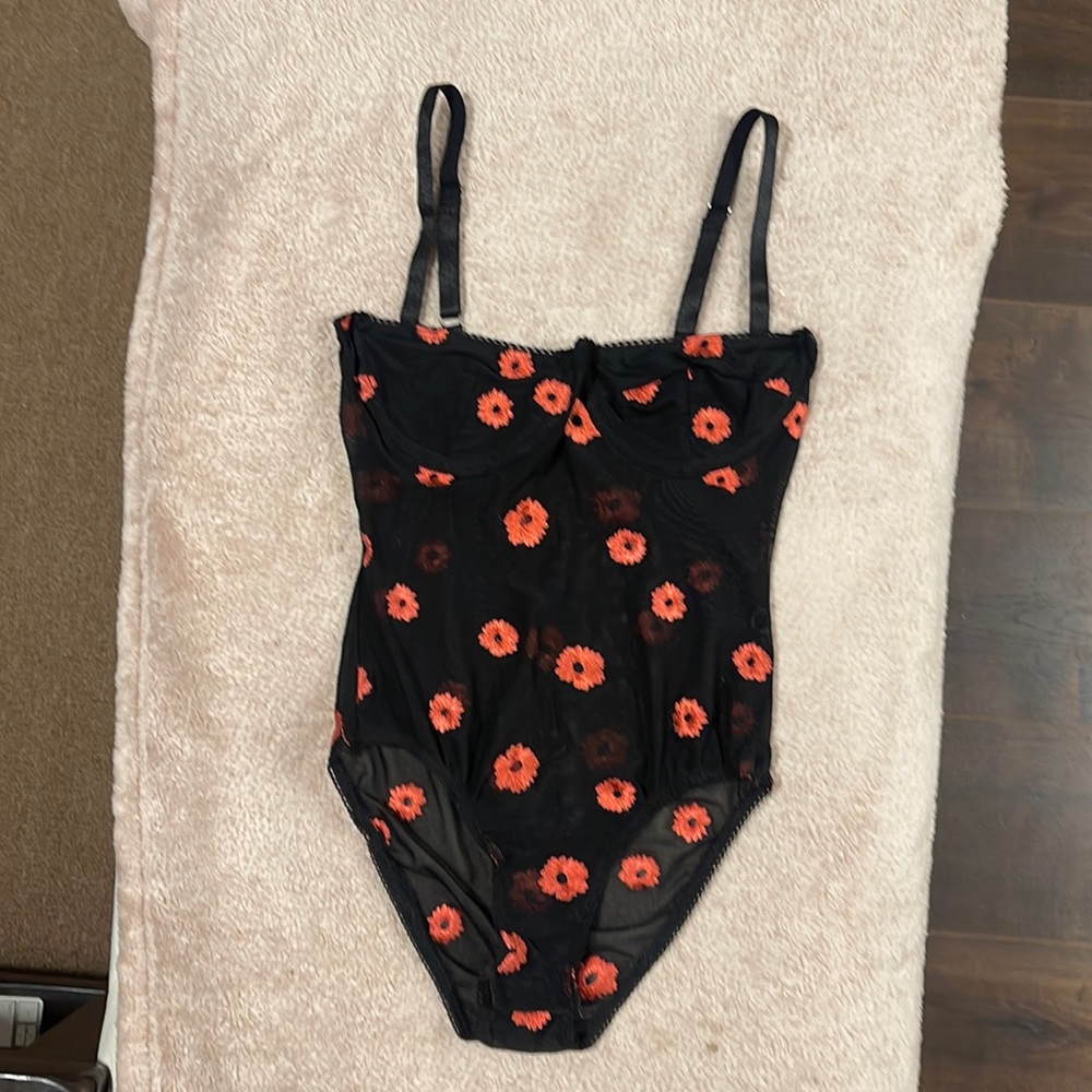 Princess polly body suit size 2, pre-owned